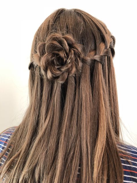 Half up half down rosette hairstyle Braid Half Up Half Down, Communion Hairstyles, Half Up Half Down Hair Prom, Chica Cool, Braided Half Up, Hoco Hairstyles, Prom Hairstyles For Long Hair, Wedding Hairstyles Half Up Half Down, Homecoming Hairstyles