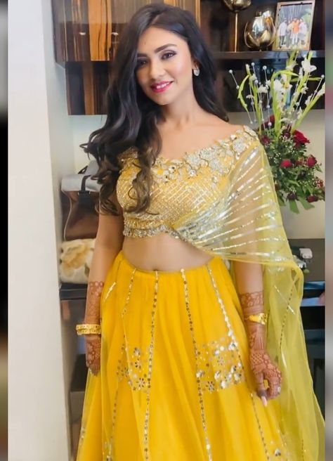 Yellow Outfit Traditional, Yellow Ghagra, Uniq Dresses, Elegant Skirt Outfits, Long Skirt Top Designs, Haldi Ceremony Outfit, Haldi Dress, Mehendi Outfit, Haldi Outfits