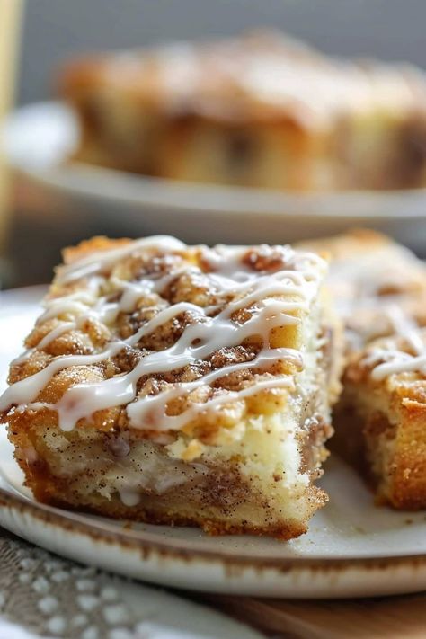 Cinnamon Roll Cake From Box Cake, Cinnamon Roll Crumb Cake, Quick Cinnamon Desserts, Cinnamon Flop Cake, Cinnamon Roll Squares, Cinnamon Rolls Cake Recipe, Christmas Desserts Cinnamon, Cinnamon Bun Desserts, Cinnamon Bun Cake Recipe