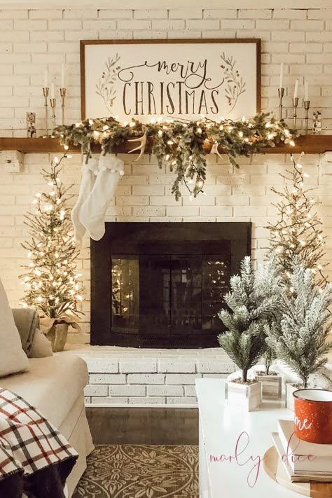 Winter Mantle Decor, Rustic Christmas Mantel, Spring Mantel Decorating Ideas, Cozy Christmas Living Room, Christmas Mantle Decor, Christmas Fireplace Decor, Christmas Decor Inspiration, Christmas Mantel, Christmas Mantel Decorations