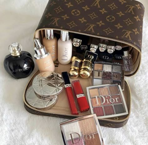 Koleksi Makeup, Alat Makeup, Dior Makeup, Makeup Box, Luxury Makeup, Makeup Items, Beauty Skin Care Routine, Vuitton Bag, Aesthetic Makeup