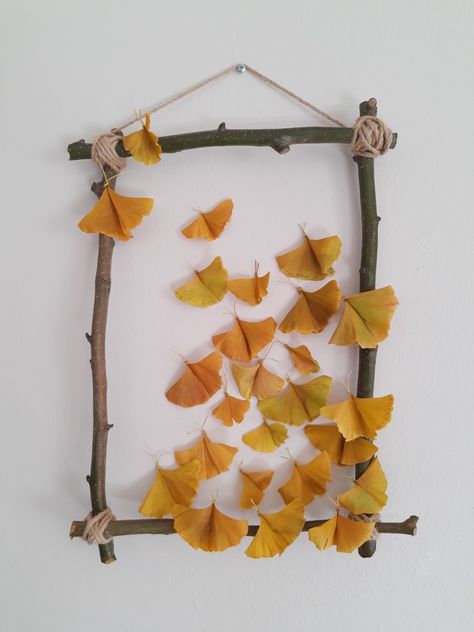 DIY simple and beautiful butterfly frame made of branches and ginkgo leaves Ginko Butterfly Diy, Ginko Leaf Crafts, Ginkgo Art, Art Booth, Ginko Biloba, Leaf Collage, Leaf Projects, Ginkgo Leaves, Leaf Crafts