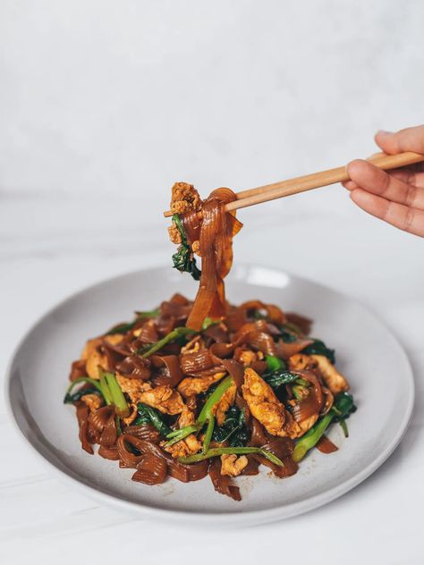 Low-Carb Pad See Ew - Chloe Ting Recipes Keto Pad See Ew, Chloe Ting Recipes, Thai Takeout, Chinese Broccoli, Pad See Ew, Low Calorie Chicken, Fried Rice Noodles, Chloe Ting, Shirataki Noodles