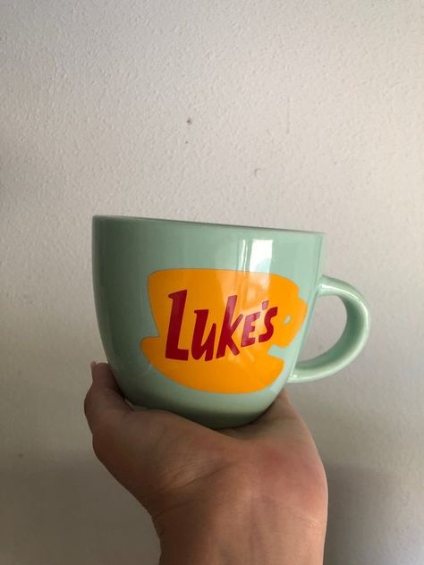 Lukes Coffee Mug, Gilmore Girls Painting, Cute Mug Ideas, Gilmore Girls Gift Ideas, Tazas Aesthetic, Gilmore Girls Coffee Mug, Gilmore Girls Mug, Gilmore Girls Coffee, Gilmore Girls Gifts