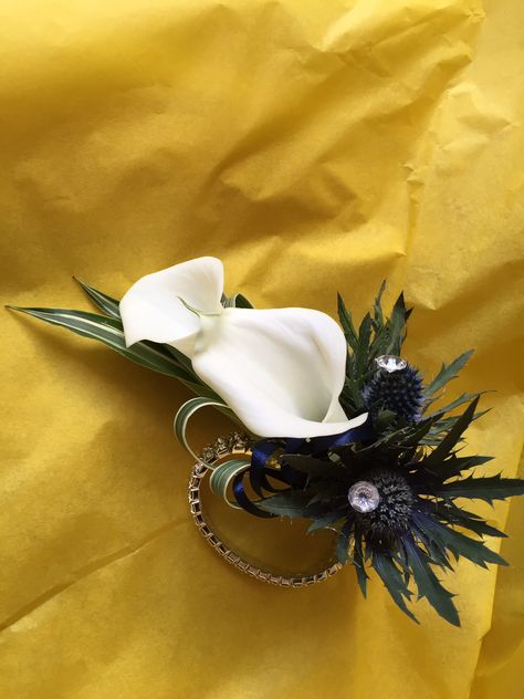 Calla Lily Corsage Wrist Prom, Hades Wedding, Thistle Corsage, Prom Flower Ideas, Scottish Wedding Cakes, Corsage For Prom, Corsage White, Flowers At Wedding, Homecoming Pics