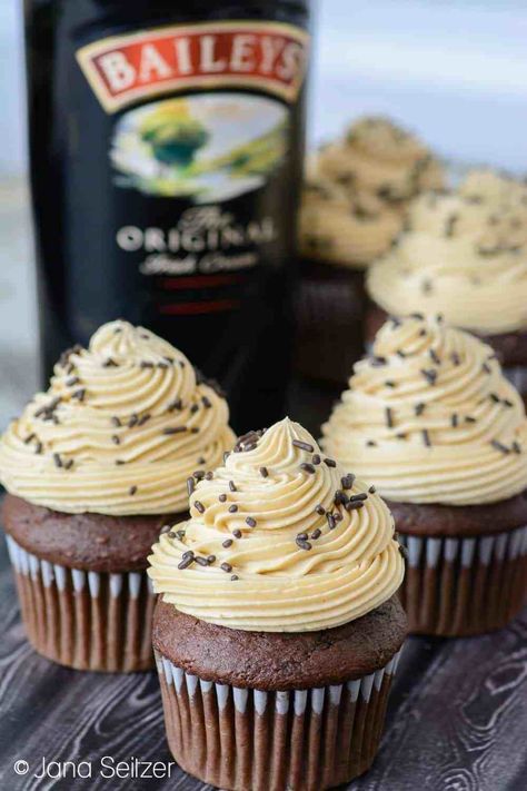 Baileys Irish Cream Cupcakes Alcohol Desserts, Irish Cream Cupcakes, Baileys Cupcakes, Baileys Dessert, Baileys Irish Cream Recipes, Boozy Baking, Irish Cream Recipe, Boozy Cupcakes, Irish Desserts