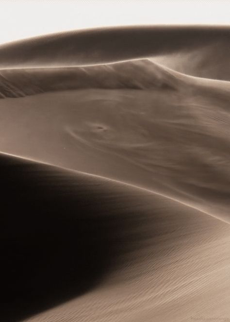 GIF Six-Pack: The Desert of the Mind | The Creators Project Gif Photos, Cinemagraph Gif, Wild Is The Wind, Gif Background, Lawrence Of Arabia, Valentine Photography, Desert Sand, Moving Pictures, Moving Image