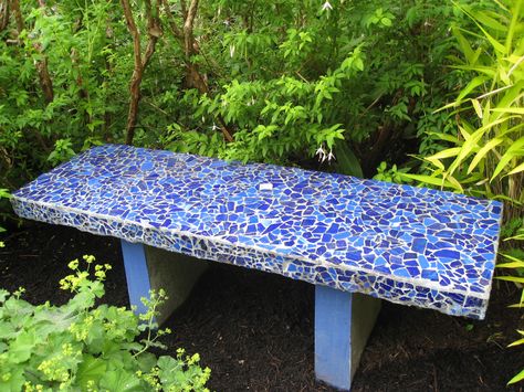 Mosaic Benches Gardens, Mosaic Garden Ideas, Spanish Mosaic, Mosaic Bench, Concrete Yard, Concrete Outdoor Table, Mosaic Table Top, Concrete Bench, Concrete Sculpture