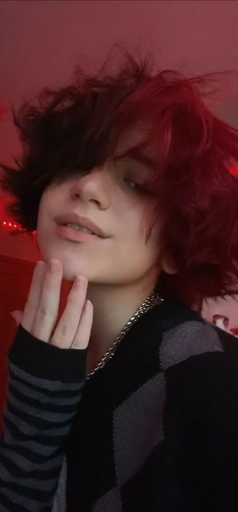 Hair Dye Ideas Red And Black, Half Red Half Brown Hair, Red And Black Split Dye, Split Dye Short Hair, Red Split Dye, Floofy Hair, Shirt Curly Hair, Black Hair With Red Highlights, Non Binary Haircuts