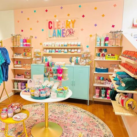 10x10 Boutique Booth, Colorful Retail Design, Party Store Display Ideas, Craft Shop Interior, Small Store Ideas, Kids Shop Interior, Shop Display Ideas Retail Stores, Toys Shop Design, Small Shop Design