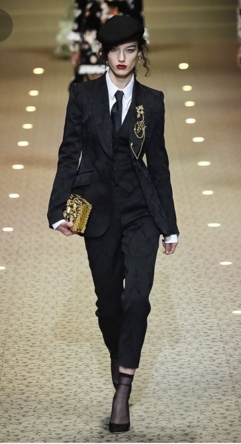 British Dandy Style, Mafia Aesthetics Outfit, Dandyism Fashion, Risque Fashion, Woman In Suit, Dandy Style, Atelier Versace, Woman Suit Fashion, Black Suit