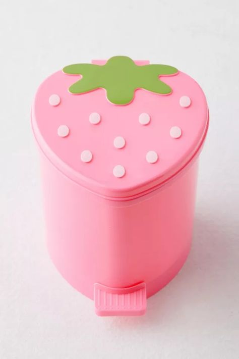 Strawberry Tabletop Waste Bin | Urban Outfitters Canada Artsy Room Ideas, Bestie Apartment, Urban Outfitters Dorm, Strawberry Room, Apartment Bathrooms, Quirky Office, Antique Diy, Strawberry Aesthetic, Pink Dorm