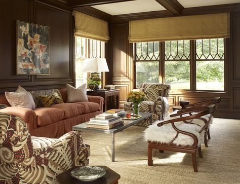 Brown Walls Living Room, Dark Brown Walls, Lacquered Walls, Brown Rooms, Bantal Sofa, Hamptons House, Brown Walls, Brown Interior, Brown Living Room