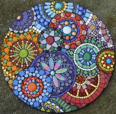 pretty colors and lots of different types of glass and tiles Mosaic Stepping Stone, Stepping Stones Diy, Mosaic Stepping Stones, زجاج ملون, Mosaic Madness, Mosaic Stained, Mosaic Design, Mosaic Table, Mosaic Garden