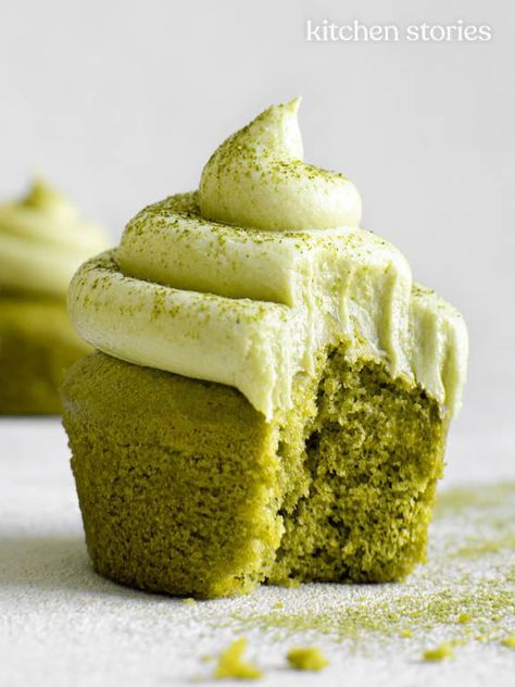 Matcha cupcakes with matcha buttercream Matcha Cupcakes Recipe, Matcha Buttercream Cake, Strawberry Matcha Cupcakes, Matcha Buttercream, Matcha Dessert Recipes, Matcha Muffins, Matcha Cupcakes, Buttermilk Pancakes Recipe, Fluffy Buttermilk Pancakes