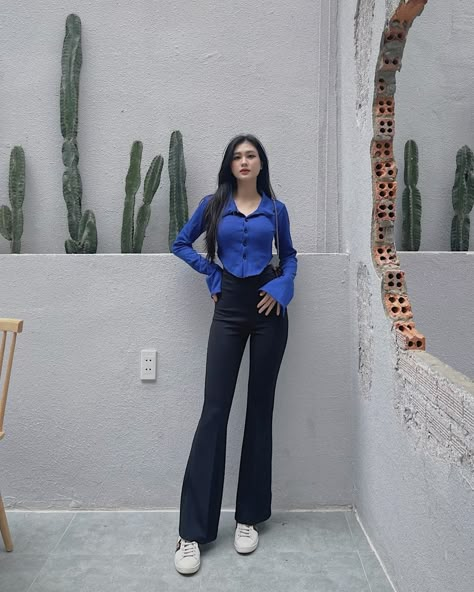 Poses In Pants Women, Dark 90s Fashion, Elegant College Outfits, Black Flare Jeans Outfit Aesthetic, Flare Pants Outfit Summer, Styling Bootcut Jeans Outfit Ideas, Flare Jeans Outfit Black, Presentation Fits, Flare Pants Outfit Classy