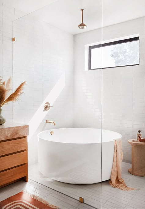 Round Bathtub + master Bathroom + Boho Bathroom + Ceiling Mounted Shower Head + Bath and Shower Combo + Brass Hardware + Wood Vanity + Modern Home | Design by Sarah Sherman Samuel | Photography by Jason Frank Rothenberg & Jessie Webster California Bathroom, Drømme Bad, Interior Boho, Decor Eclectic, Bad Inspiration, White Bath, Idea Board, Bathroom Renos, Beautiful Bathrooms