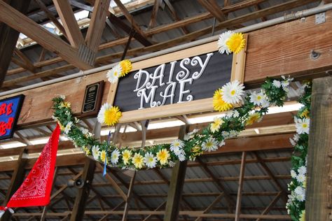 decorating animal pens county fair | The cow stalls seemed more decorated this year. Fair Pen Decorating Ideas, Stall Decoration Ideas Fair, Stall Decoration Ideas, County Fair Decorations, Horse Stall Decorations, Fair Decorations, 4h Fair, Livestock Showing, Stall Decorations