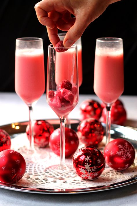 Raspberry Mimosa, Christmas Drinks Nonalcoholic, Raspberry Drink, Mimosa Cocktail, New Years Cocktails, Christmas Drinks Alcohol, Mimosa Recipe, Frozen Raspberries, Raspberry Cream