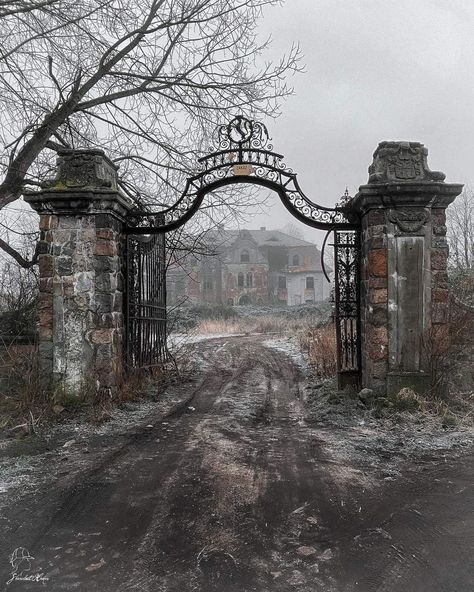 Haunted Images, Mansion Aesthetic, Abandoned Hotels, Desert Places, Abandoned Property, Old Mansion, Abandoned Mansion, Victorian Mansions, Abandoned House