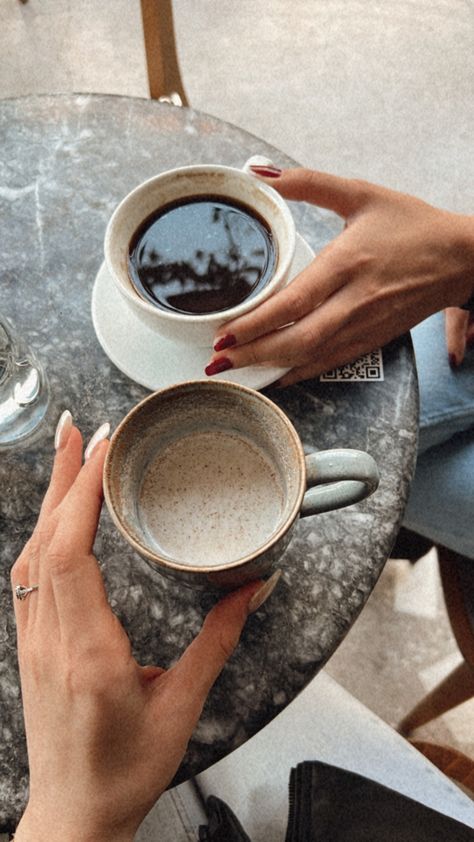 Bestie gossip time Coffee With Bestie, Coffee Date With Friends, Friends Coffee, Coffee Date, Life Style, Healthy Life, Coffee Tea, I Am Awesome, Tea