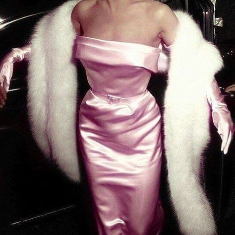 #classic #oldhollywood #hollywood #marilynmonroe #blondes #oldmovies #classicmovies #halloween #halloweencostumes #costumes #halloweenideas #inspiration #fashion #timeless #pink #satindress #dresses #fur #elegant #gentlemenpreferblondes #monroe #style #stylish #chic #halloweenlooks Gentlemen Prefer Blondes, Opera Gloves, Pink Satin, Opera, Gloves, Satin, Pink, Color