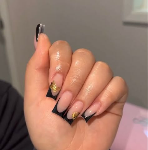 Black And Gold French Tip, Black French Tip With Gold, Black French With Gold, Black French Tip With Charms, Black French Tip With Gold Line, Black And Gold French Tip Nails, Black French Tip Nails Charms, Black Nails With Gold Charms, Gold French Tip