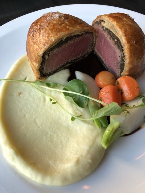 Beef Wellington Fine Dining, Beef Wellington Plating, Fancy Plating, Lunch At Home, Decadent Food, Easy Lunch Ideas, Bistro Food, Fancy Restaurants, Beef Wellington