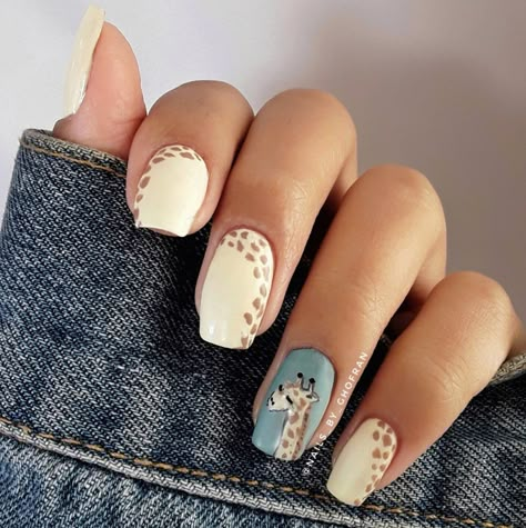 Zoo Themed Nails, Farm Animal Nails Designs, Giraffe Nails Designs, Safari Nail Ideas, Jungle Theme Nails, Nails Giraffe, Safari Nails Designs, Giraffe Print Nails, Zoo Nails