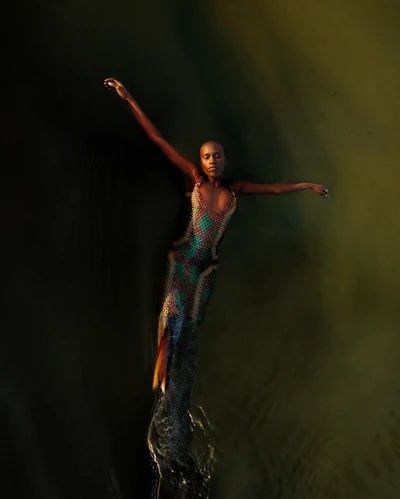 https://i-d.vice.com/en/article/dyvzkx/david-uzochukwu-brings-mythical-black-merfolk-to-life David Uzochukwu, Public Aquarium, Water Photoshoot, Mermaid Fin, Like Symbol, Issa Vibe, Photo Story, Art Practice, Young Artist