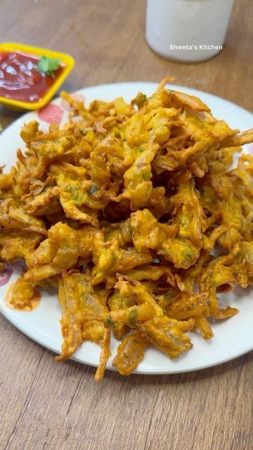 Bhajiya Recipe, Onion Pakora Recipe, Kanda Bhaji, Onion Bhaji Recipes, Onion Pakora, Carom Seeds, Onion Bhaji, Pakora Recipe, Bhaji Recipe