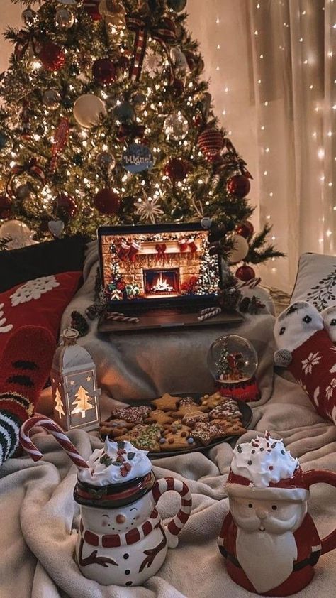 Aesthetic Xmas Pics, All Out Christmas Decorations, Themed Christmas Ideas, Warm Christmas Aesthetic Decor, Christmas Warm Aesthetic, Cozy Christmas Vibes, Christmas Party Ideas Aesthetic, Clean Christmas Aesthetic, Christmas Cozy Wallpaper