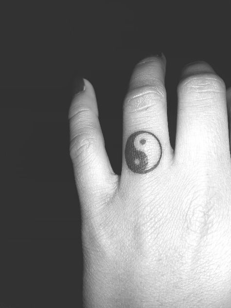 Yin Yang tattoo on ring finger .So much meaning. Love where i placed it as well Yin Yang Tattoo Finger, Ying Yang Tattoo Finger, Ying Yang Finger Tattoo, Ying Yang Hand Tattoo, Tattoo On Ring Finger, Tattoo Yin Yang, Ring Finger Tattoo, Tattoo Mountain, Yin Yang Tattoo