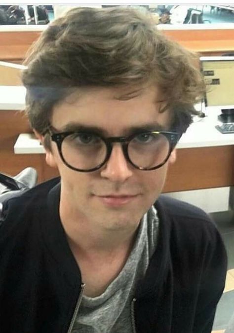 Love the 👓. He's "spec"tacular. Good Doctor Cast, Good Doctor Series, The Good Dr, Freddie My Love, Shaun Murphy, Pusheen Cute, Norman Bates, Freddie Highmore, Bates Motel