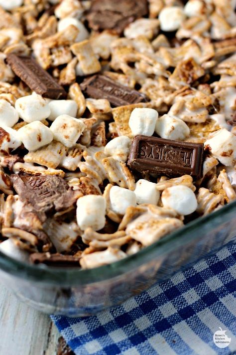 S'mores Krispie Treats | by Renee's Kitchen Adventures - easy dessert or snack recipe for krispie treats with traditional s'mores flavor.  Perfect for summer! Smores Brownies, Cereal Treats, Brownie Desserts, Oreo Dessert, S'mores, Monkey Bread, Crispy Treats, Rice Krispie Treats, Yummy Sweets