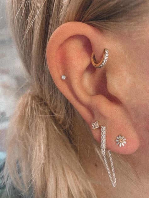 Up close ear piercings with daisy stud and hanging chain and other diamond earrings Girls Ear Piercings, Piercing Map, 3 Ear Piercings, Piercings Cartilage, Ear Piercings Cartilage, Forward Helix, Ear Tattoo, Helix, Behind Ear Tattoo