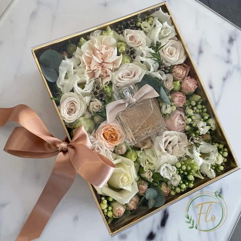 Flo Pracownia Florystyczna Big Gift Box Ideas, Flower Box Gift For Men, Flowers Box Ideas, Big Gift Boxes, Flower Sign, Flower Shop Design, Champagne Flowers, Creative Wedding Gifts, Flower Box Gift