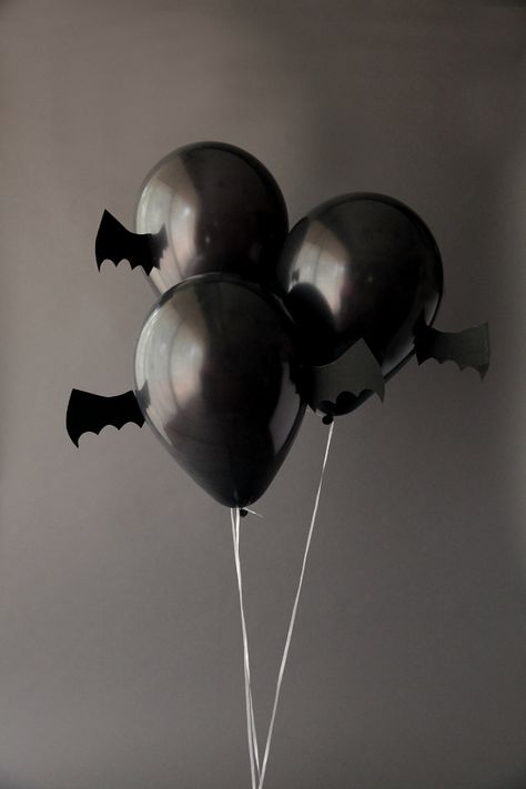 Transform black balloons into bats for your Halloween party! || Design Improvised blog Halloween Bats Diy, Halloween Fest, Batman Party, Halloween Balloons, Batman Birthday, Diy Balloon Decorations, Lucky 13, Halloween Tattoo, Black Balloons