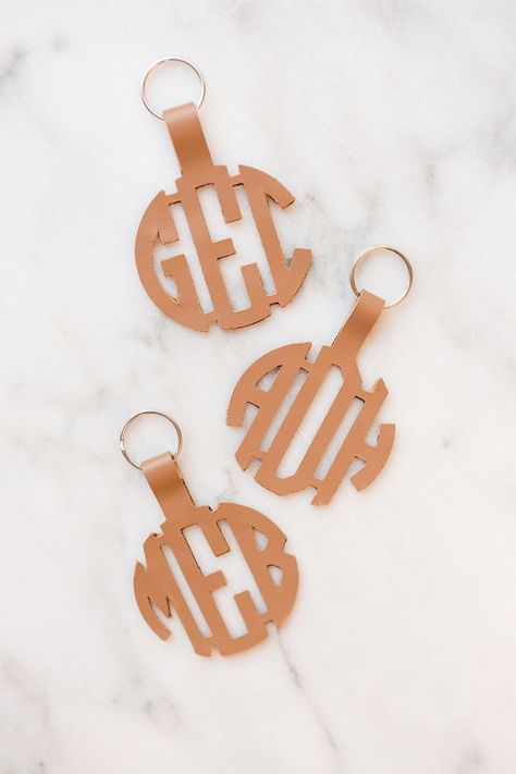 Leather crafts to make with your cricut maker Cricket Earrings, Keychain Inspiration, Sunflower Cricut, Silhouette Hacks, Cricut Keychains, How To Make Keychains, Collar Ideas, Make Keychains, Keychains Diy