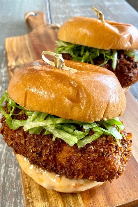 crispy fried chicken sandwich on a bun with lettuce Cornflake Chicken, Vegetarian Sandwich Recipes, Crispy Chicken Burgers, Fried Chicken Burger, On A Bun, Healthy Sandwich Recipes, Chicken Burgers Recipe, Chicken Sandwich Recipes, Chicken Sandwiches