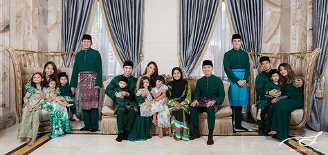 Hari Raya with the Naza Family Raya Family Photoshoot, Photoshoot Raya, Raya Photoshoot, Raya Ootd, Fashion Photoshoot Studio, Large Family Portraits, Muslimah Style, Photoshoot Studio, Hari Raya