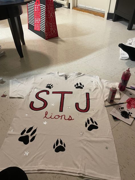 DIY SPIRITWEAR HIGH SCHOOL SHIRT FOR HOMECOMING !!!! #paint #hoco #homecoming #diy #art #highschool Homecoming Shirt Ideas, Art Highschool, School Spirit Shirts, Spirit Shirts, Spirit Wear, Diy Shirt, School Shirts, School Spirit, Couple Shirts