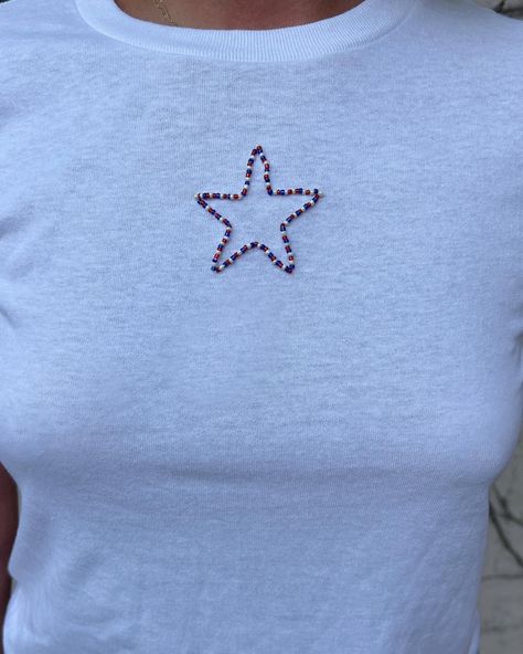 Beaded Shirt Design, Beaded Tshirts, T Shirt Embroidery Ideas, Beaded Embroidery Shirt, Diy Embroidery Shirt, Fashion Sustainability, T Shirt Embroidery, Beaded Star, Beaded Shirt