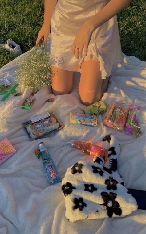 Picnic Inspiration, Picnic Date, Cottage Core Aesthetic, Picnic Time, Picnic Food, Cottagecore Aesthetic, Indie Kids, Teenage Dream, Summer Picnic