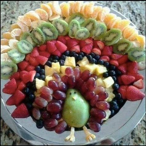 Turkey Fruit Platter, Fruit Turkey, Thanksgiving Platter, Thanksgiving Fruit, Thanksgiving Vegetables, Thanksgiving Appetizers Easy, Thanksgiving Snacks, Fruit Appetizers, Fruit Pizza Recipe