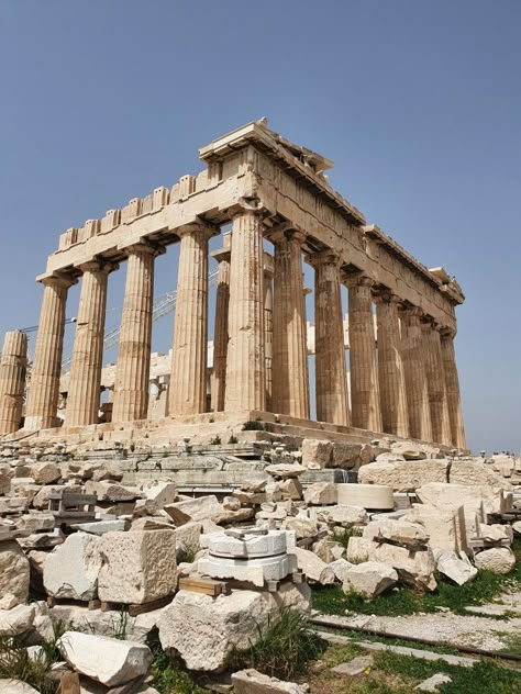 Discover 15 must-see attractions in Athens, from historical landmarks to hidden gems, for an unforgettable experience. Greek Mythology Buildings, Ancient Greece Background, Atina Greece, Greek Mythology Architecture, Greek Monuments, Greece Buildings, Greece Temple, Ancient Greek Buildings, Ancient Greece Architecture