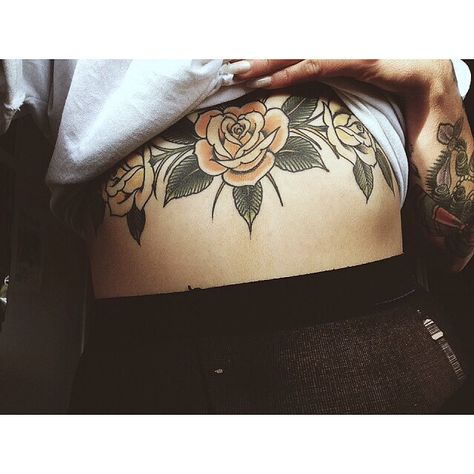 Three Roses sternum tattoo Waist Tattoos, Belly Tattoo, Underboob Tattoo, Stomach Tattoos, Sternum Tattoo, 1 Tattoo, Tattoo Feminina, Time Tattoos, Back Tattoos