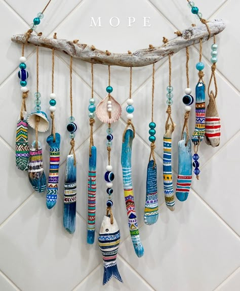 Driftwood Wind Chime, Carillons Diy, Painted Driftwood, Wind Chimes Craft, Art Coquillage, Driftwood Art Diy, Driftwood Projects, Stick Art, Diy Wind Chimes