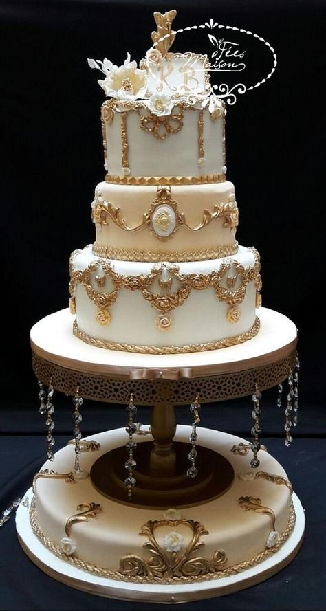 Wedding Cake Baroque, Quince Cakes, Quince Cake, Era Victoria, Extravagant Wedding Cakes, Royal Wedding Cake, Baroque Wedding, Quinceanera Cakes, Wedding Cake Pictures