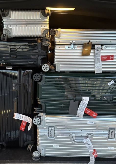 Silver Suitcase Aesthetic, Rimowa Luggage Aesthetic Stickers, Rimowa Luggage Aesthetic, Rimowa Cabin Luggage, Rimowa Suitcase, Luggage Aesthetic, Rimowa Luggage Green, Packing Aesthetic, Aluminum Luggage